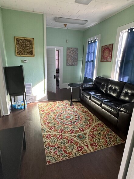 More Photos Of 62 Lee St, Jefferson Office For Sale