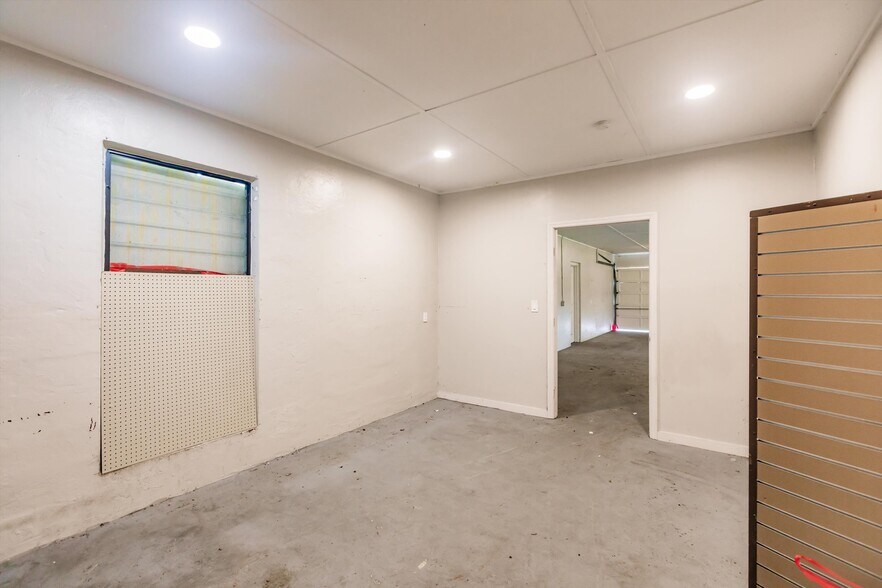 More Photos Of 19431 Palm Beach Blvd, Alva Flex For Lease