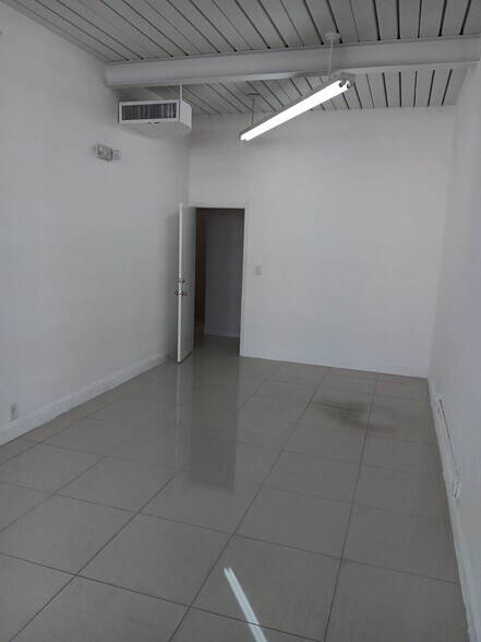 More Photos Of 2400 E Oakland Park Blvd, Fort Lauderdale Storefront Retail Office For Lease