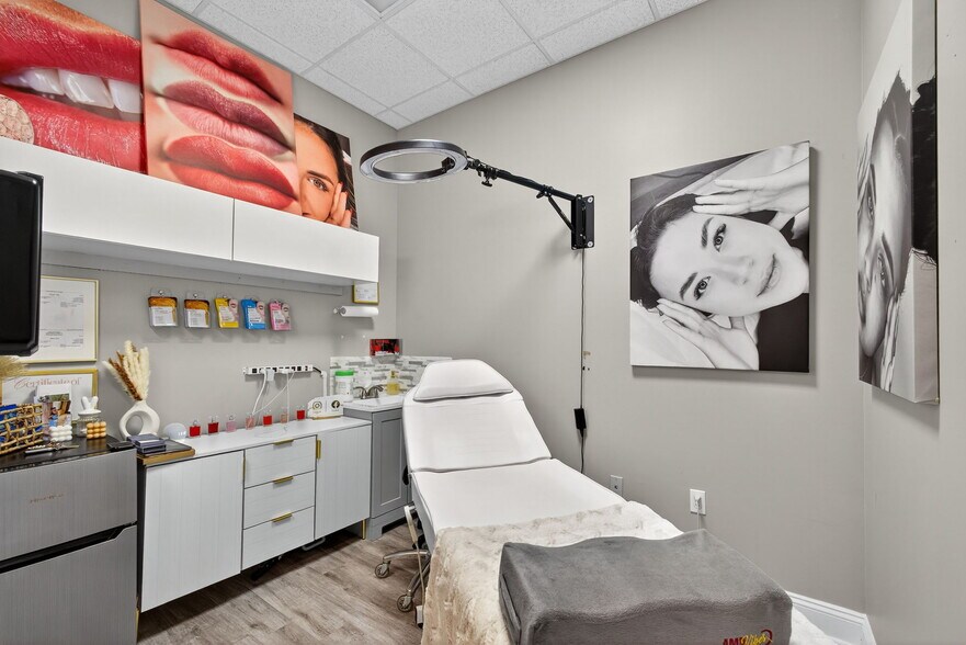 More Photos Of 3307 Northlake Blvd, Palm Beach Gardens Office For Sale