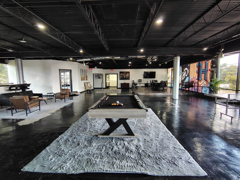 More Photos Of 802 Crosstimbers, Houston General Retail For Sale