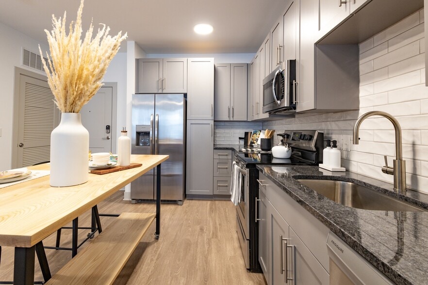 More Photos Of 2533 Woodburn Ave, Cincinnati Apartments For Lease