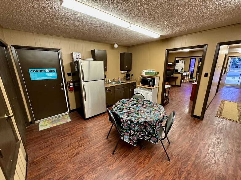 More Photos Of 1010 Zanderson Ave, Jourdanton Office For Lease