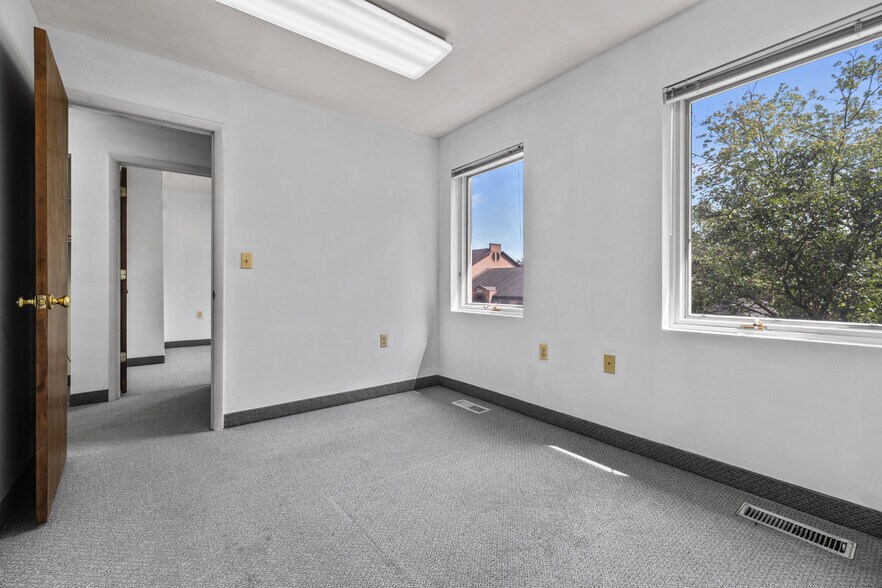 More Photos Of 5875-5881 Allentown Rd, Suitland Office For Sale