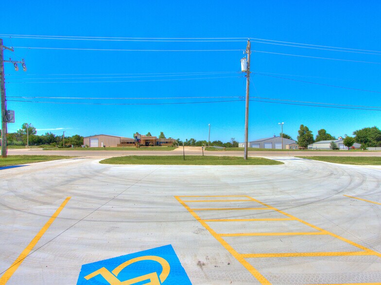 More Photos Of 18608 NE 23rd St, Harrah Light Distribution For Lease