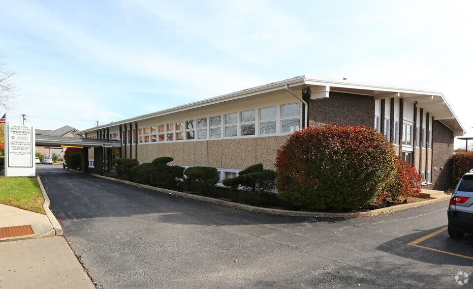 More Photos Of 9631 Gross Point Rd, Skokie Medical For Sale