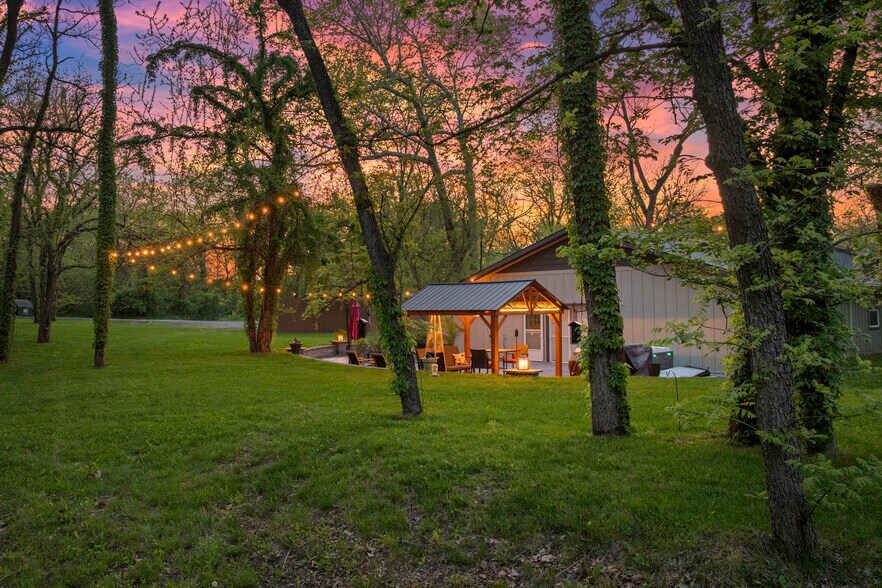 More Photos Of 11155 Hubbard Rd, Kansas City Flex For Sale