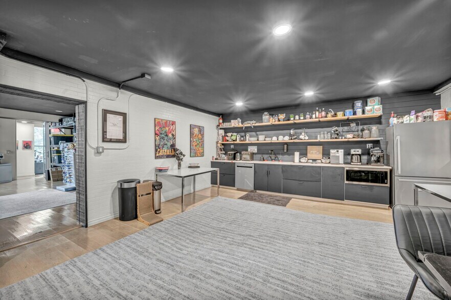 More Photos Of 3559 Bigelow Blvd, Pittsburgh Service For Sale