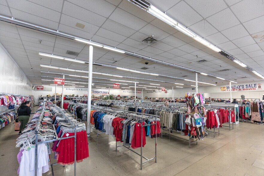 More Photos Of 850 Gray Ave, Yuba City Department Store For Sale