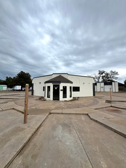 More Photos Of 200 S Fretz Ave, Edmond General Retail For Lease