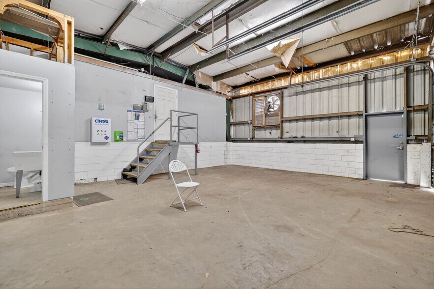 More Photos Of 1033 Hooks St, Clermont Industrial For Lease