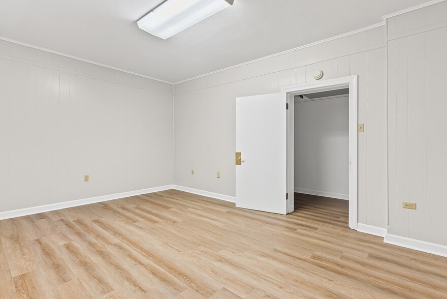 More Photos Of 525 7th St, Altavista Office For Sale