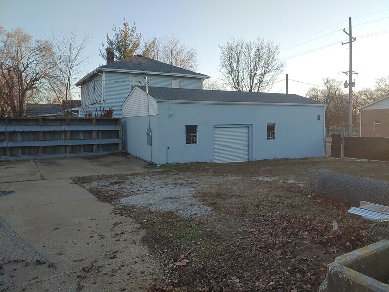 More Photos Of 100 E Saint Louis Ave, East Alton Light Distribution For Lease