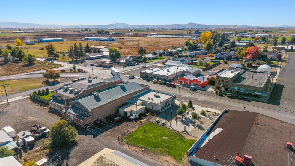 More Photos Of 2126 Broadway st, Malin Sports And Entertainment For Sale