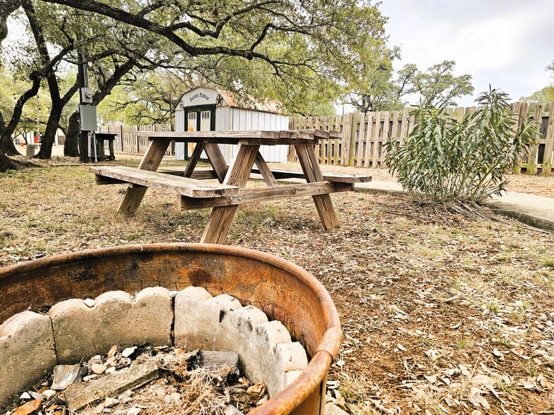 More Photos Of 605 Lakeshore Ln, Bandera Manufactured Housing Mobile Home Park For Sale