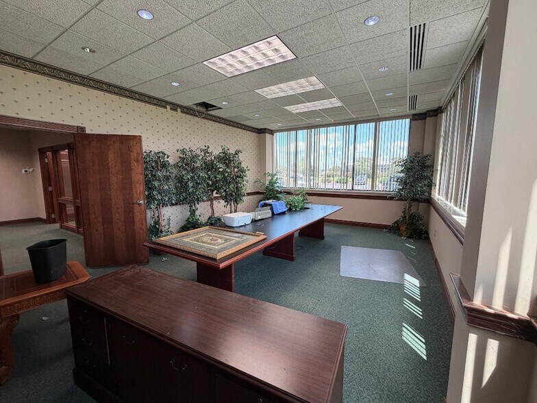 More Photos Of 300 Southtown Blvd, Owensboro Office For Lease