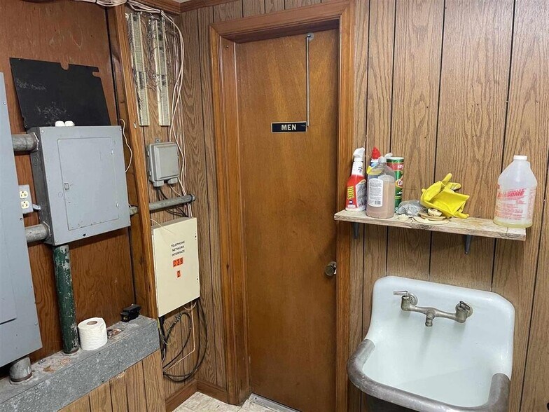 More Photos Of 124 Old Bridgewater Rd, Mount Crawford Warehouse For Sale