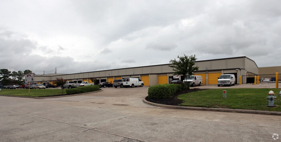 More Photos Of 802 E Richey Rd, Houston Self Storage For Lease