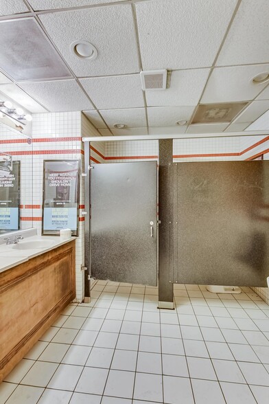 More Photos Of 1970 N Lincoln Ave, Chicago Storefront Retail Residential For Lease