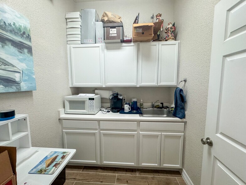 More Photos Of 600 Round Rock West, Round Rock Medical For Lease