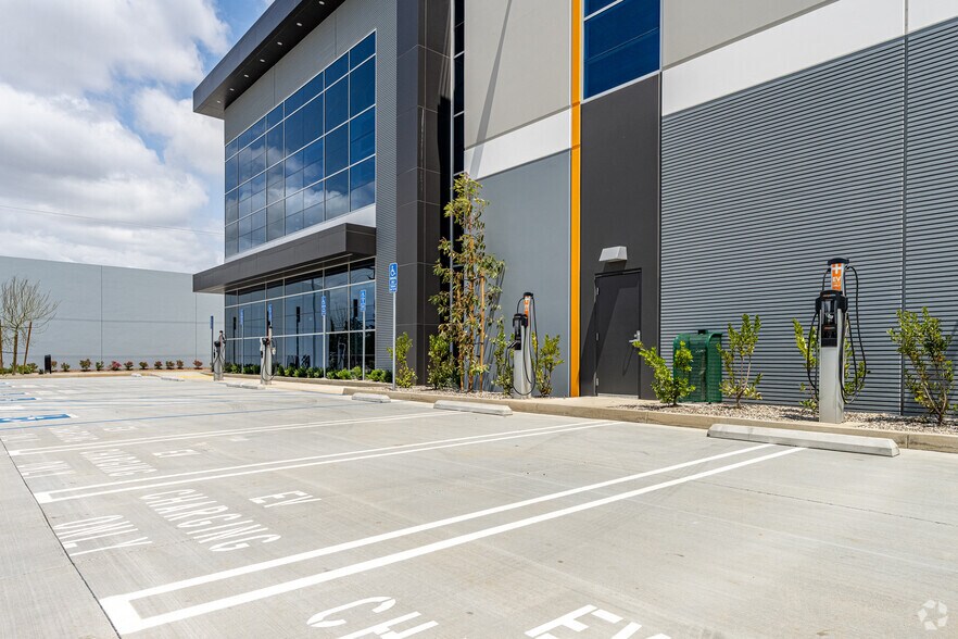 More Photos Of 12118 Bloomfield Ave, Santa Fe Springs Distribution For Lease