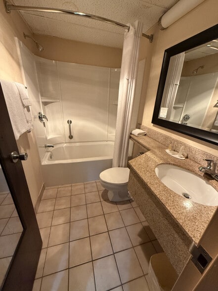 More Photos Of 4055 Belmont Ave, Youngstown Hotel For Sale