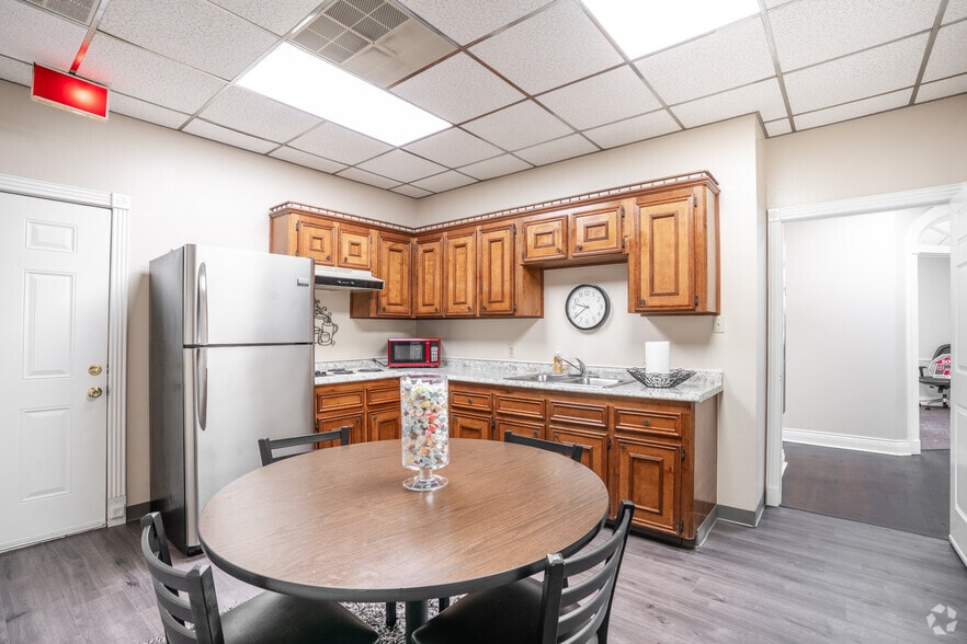 More Photos Of 905 N Logan St, Texas City Office For Sale
