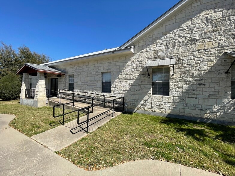 More Photos Of 203 N Railroad Ave, Pflugerville Office For Lease