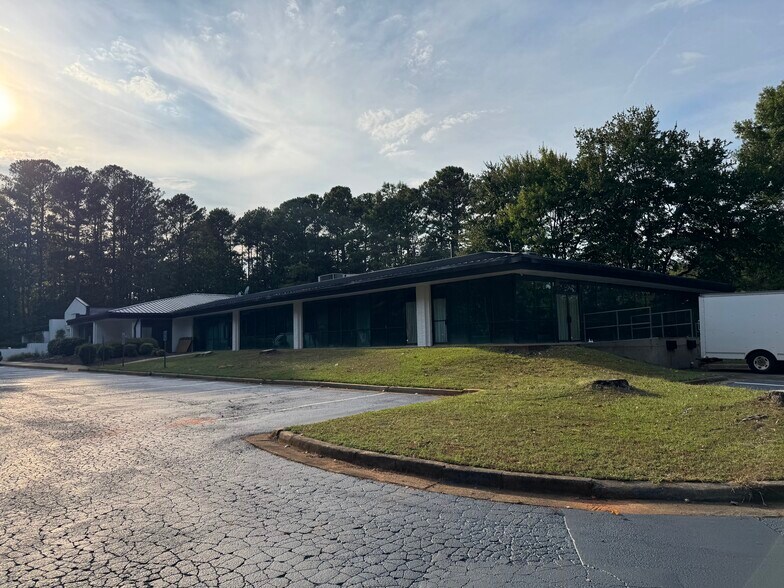 More Photos Of 5000 McGinnis Ferry Rd, Alpharetta Light Distribution For Sale