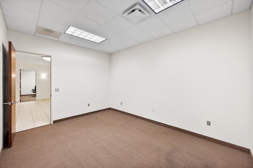 More Photos Of 820 Central Dr, Colleyville Office For Sale