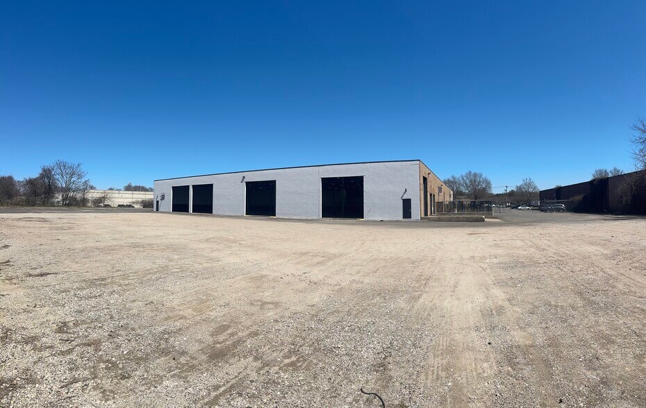 More Photos Of 2150 Fifth Ave, Ronkonkoma Warehouse For Lease