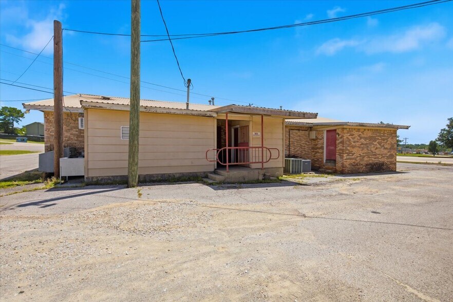More Photos Of 1131 Cradduck Rd, Ada Bar For Sale
