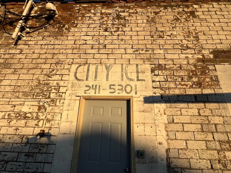 More Photos Of 310 N Oak St, Mcpherson Warehouse For Sale