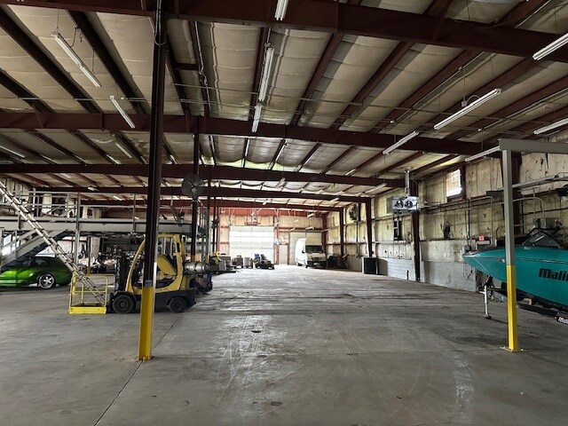 More Photos Of 1005 Geneva St, Shorewood Warehouse For Lease