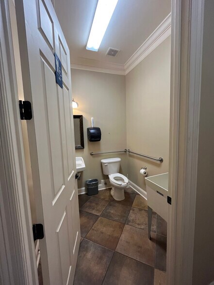 More Photos Of 1710 E Pass Rd, Gulfport Office For Sale