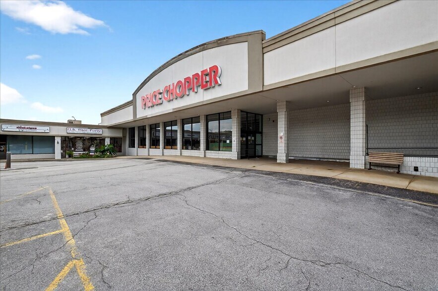 More Photos Of 4634-4639 Gravois Rd, House Spgs, House Springs Supermarket For Lease