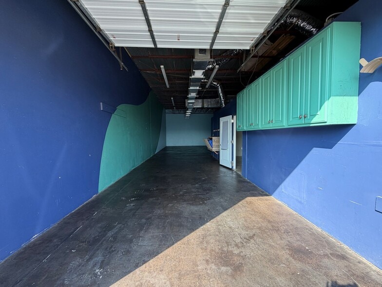 More Photos Of 209 Ben White Blvd E, Austin Light Distribution For Lease