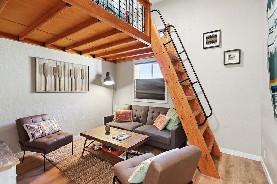 More Photos Of 501 Deschutes Ave, Maupin Freestanding For Sale