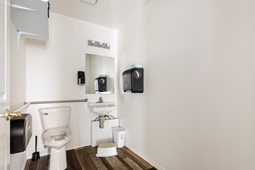 More Photos Of 35 SE Ely St, Oak Harbor Office For Sale