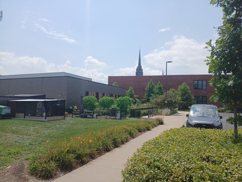 More Photos Of 2757 Shenandoah Ave, Saint Louis General Retail For Sale