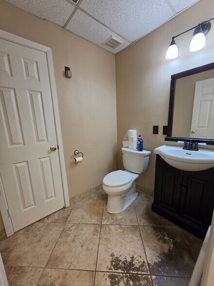More Photos Of 14343 Torrey Chase Blvd, Houston Office For Sale