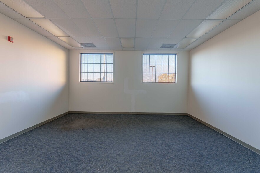 More Photos Of 415 Franklin D Roosevelt Dr, Muscle Shoals Office For Lease