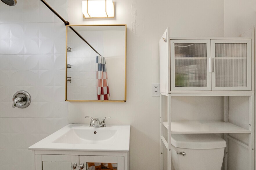 More Photos Of 1959 Grace Ave, Los Angeles Apartments For Sale