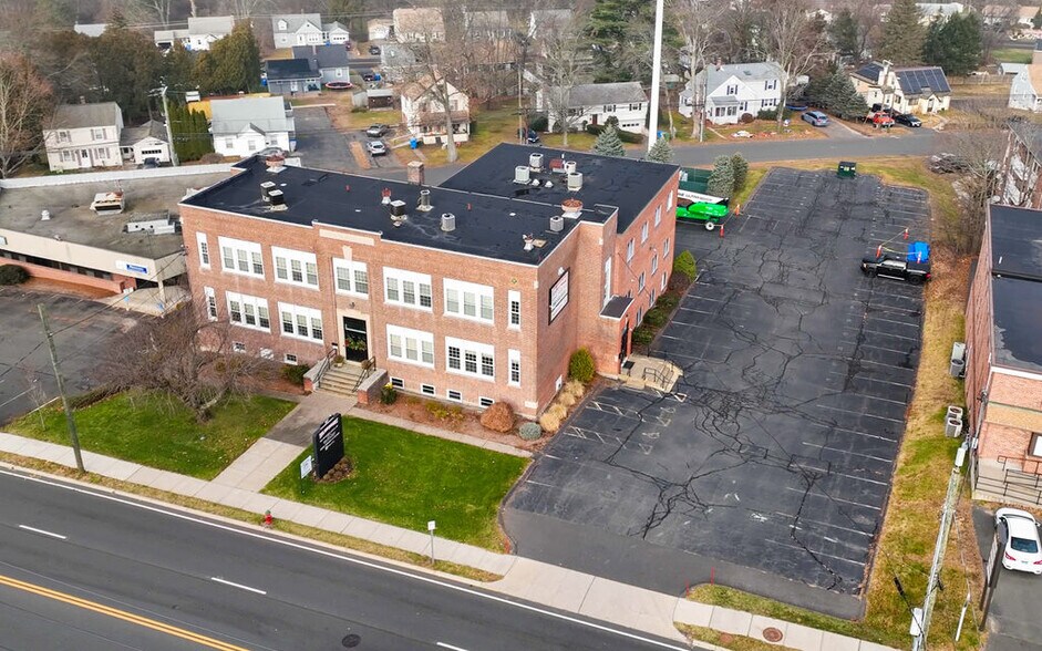 More Photos Of 985 Farmington Ave, Bristol Office For Lease