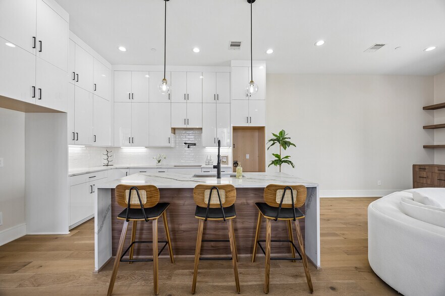 More Photos Of 5821 Winsome Ln, Houston Apartments For Sale