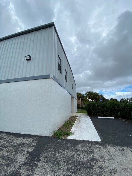 More Photos Of 7465 Commercial Cir, Fort Pierce Warehouse For Lease