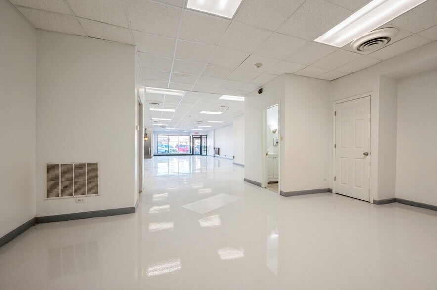 More Photos Of 6615 Cermak Rd, Berwyn Storefront Retail Residential For Lease