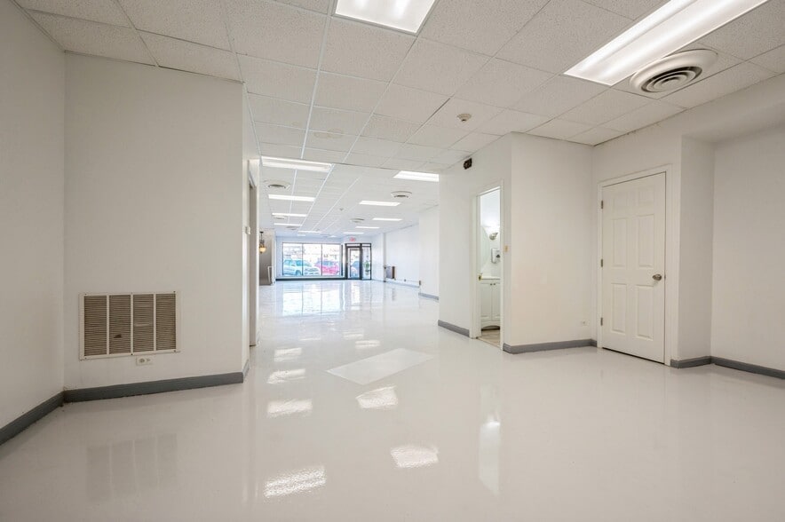 More Photos Of 6615 Cermak Rd, Berwyn Storefront Retail Residential For Sale