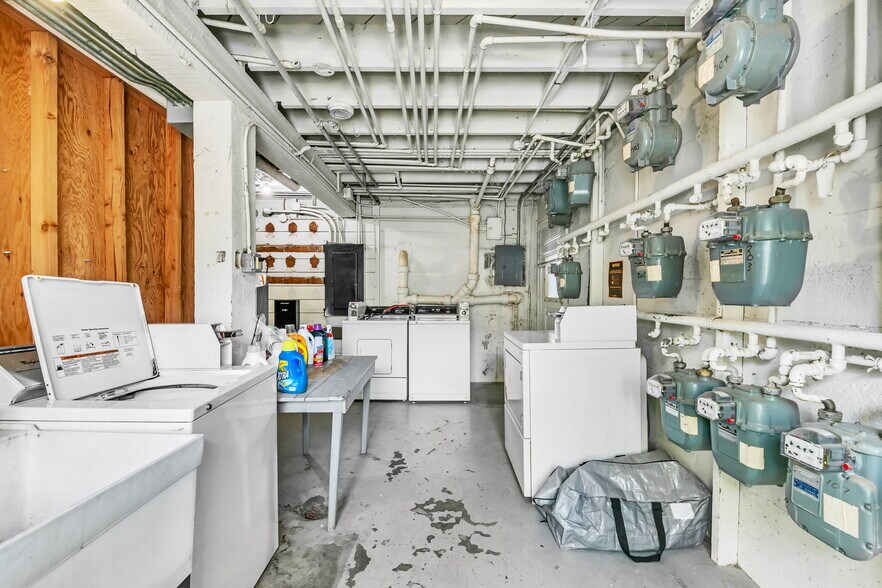 More Photos Of 2455 NW Quimby St, Portland Apartments For Sale