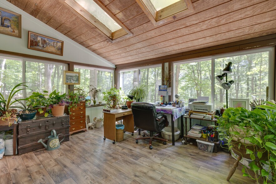 More Photos Of 11 Mountainside Dr, Berkeley Springs Specialty For Sale